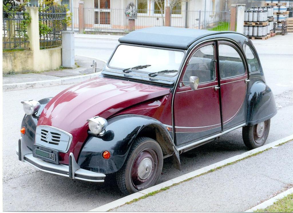 vendo per conto di mio cognato questo stupenda 2CV Charleston del 1985con 