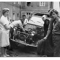 CITROEN_2CV__en_Reparation_en_Allemagne_en_Juillet_1962.jpg